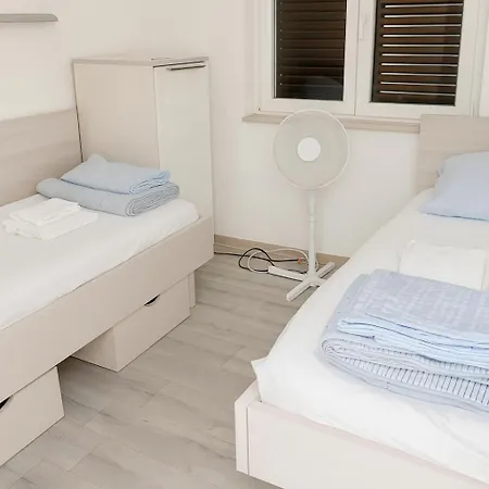 Inter-nautika Doo 公寓 耶泽拉